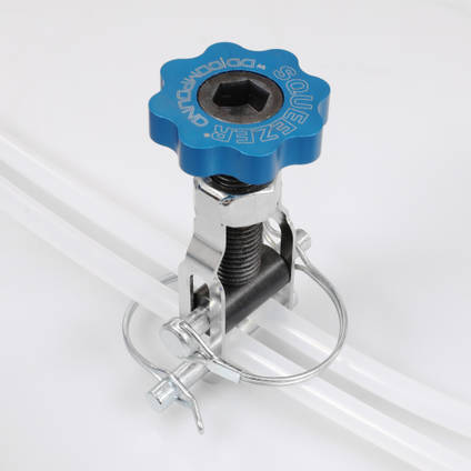 SQUEEZER Professional Infusion Line Clamp Clamping a 6mm Hose